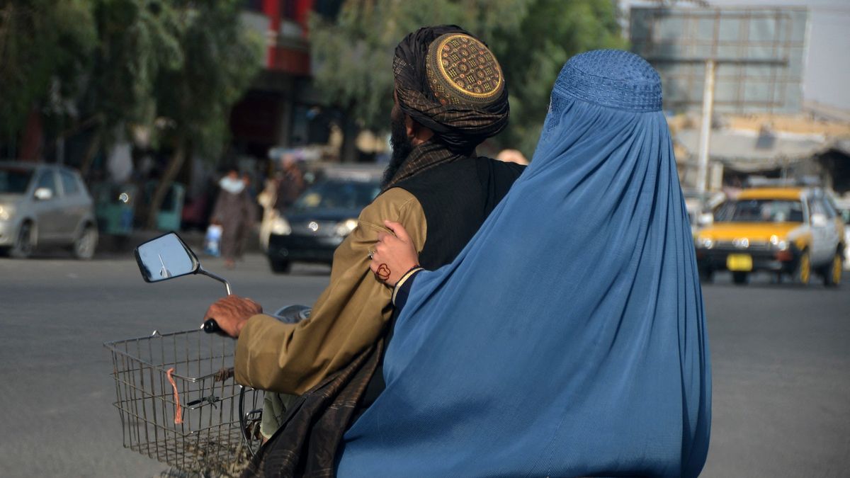 Tálibán ve stínu války na Ukrajině přitvrdil. Ženy mohou ven už jen v burce